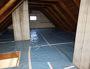 Zateplení stropu rodinného domu pomocí foukané izolace